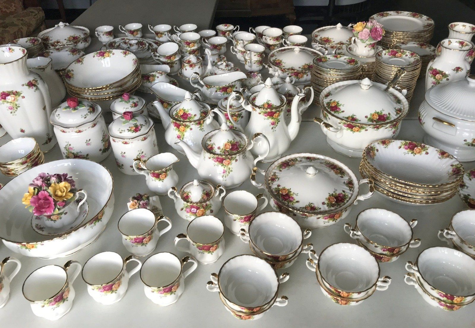 Old Albert Country Roses China Service for 16 Plus all serving pieces 2