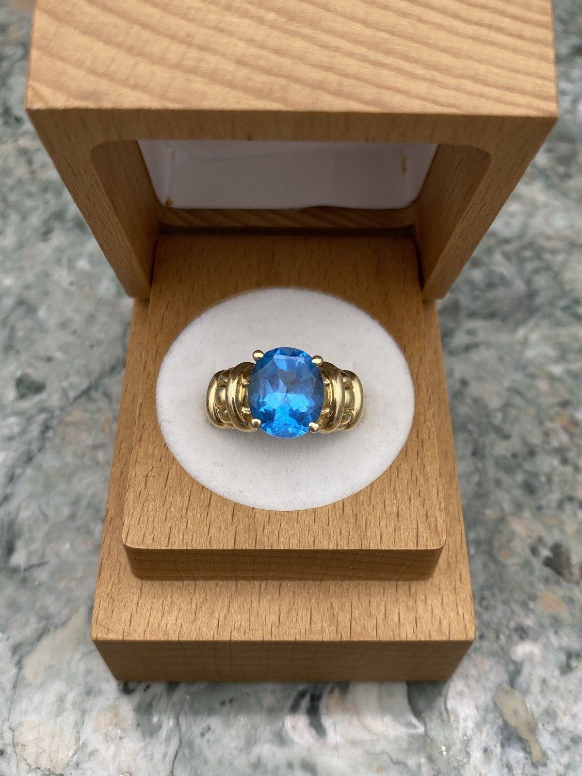 Large Oval 14k Gold Vintage Blue Topaz Ring w Sculpted Shoulder Detail 6