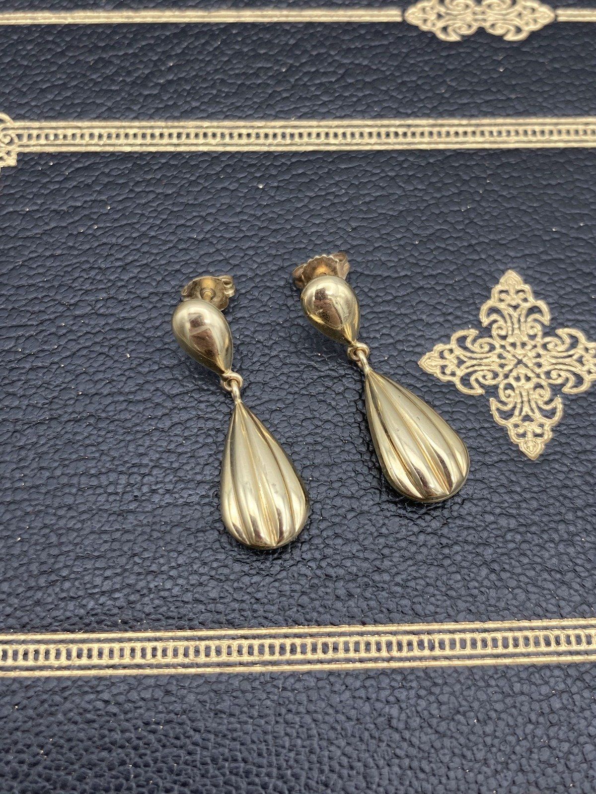 Vintage Mid Century c.1960s 14k Gold Fluted Tear Drop Earrings 4
