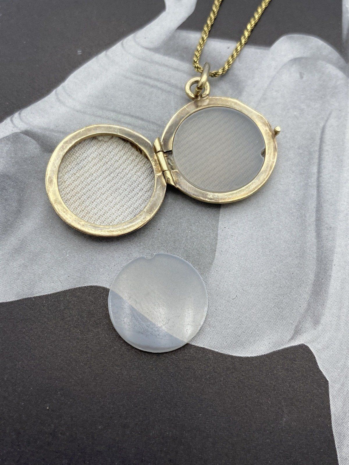 10k Gold Stripe Carved Circle Locket Necklace 18L 10