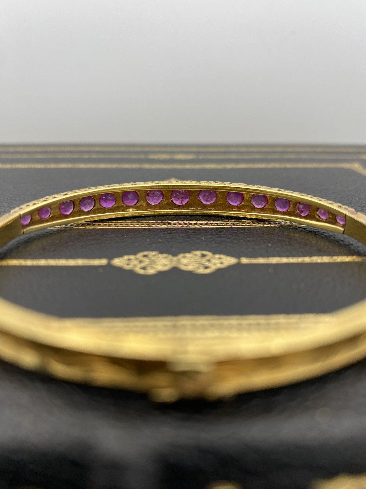 Near Antique c.1930s Portuguese 18k Gold Etched Ruby Hinged Bangle Bracelet 6.5 10