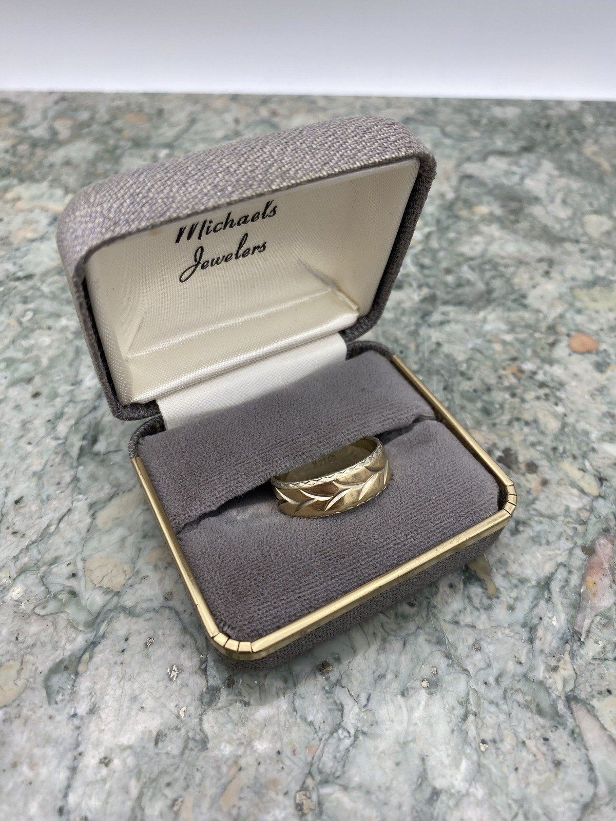 Men's Vintage 14k Dual Goal Wreath Carved Ring Band w Crosshatched Textured Edge 6