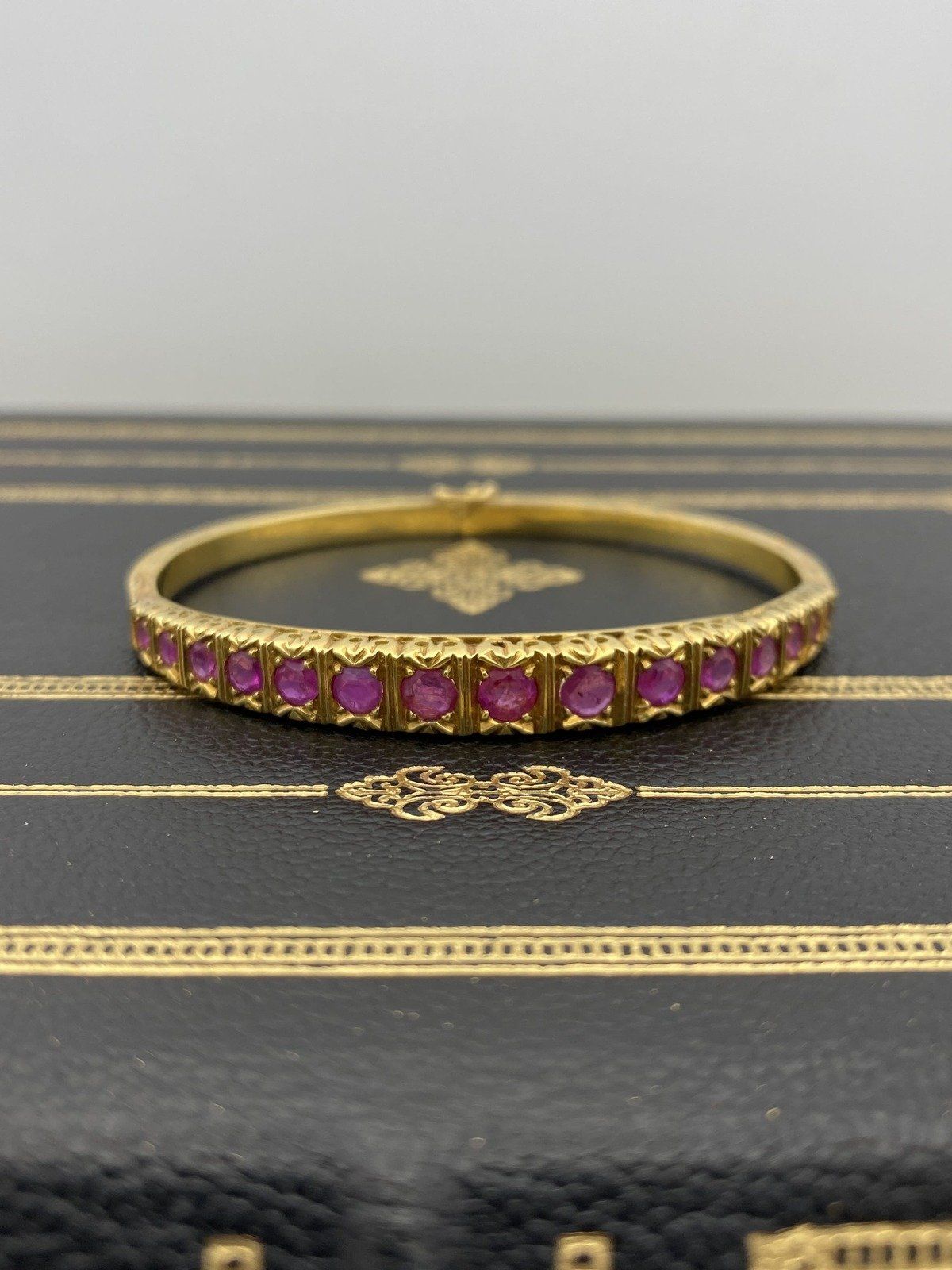 Near Antique c.1930s Portuguese 18k Gold Etched Ruby Hinged Bangle Bracelet 6.5 2