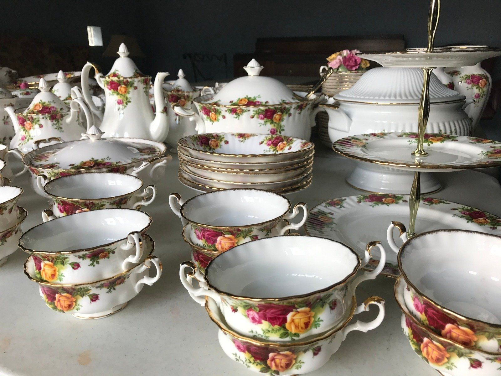 Old Albert Country Roses China Service for 16 Plus all serving pieces 4