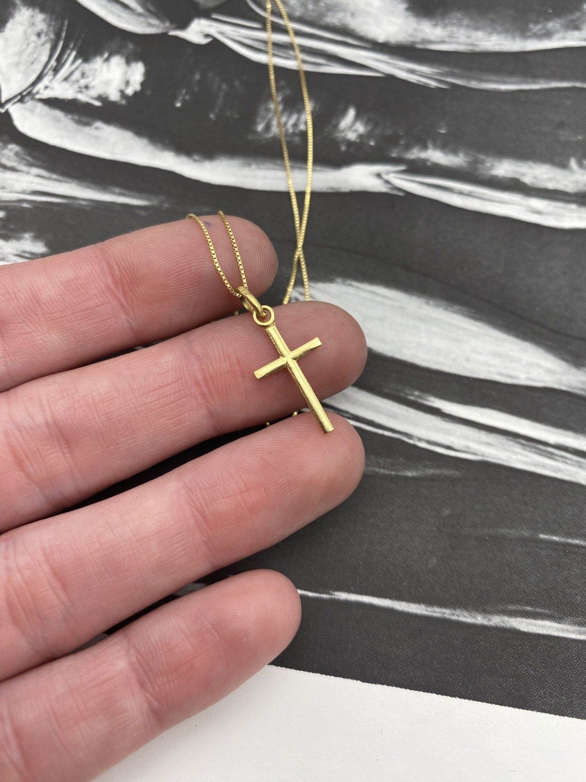 18k Gold Simple Every Day Dainty Cross Necklace 18L 4