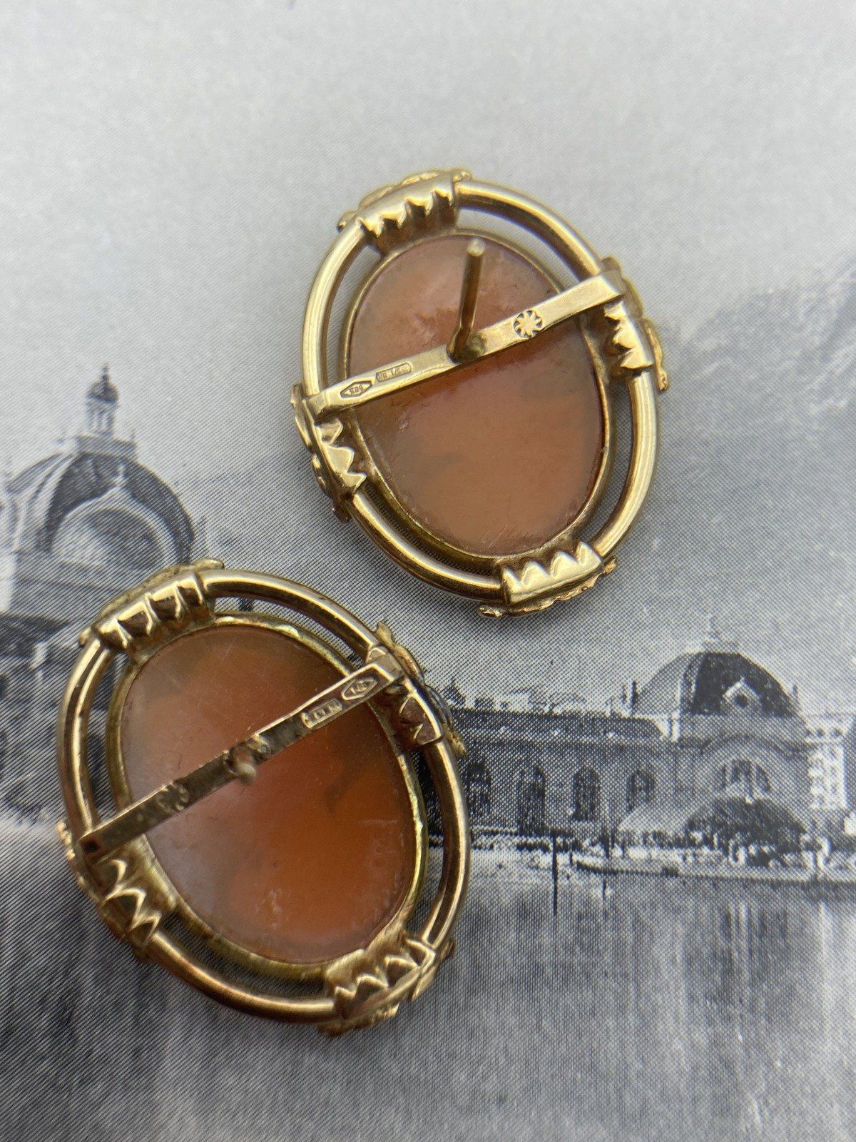 Vintage 14k Gold 1 Shell Carved Cameo Portrait Stud Earrings w Artly Molded Bezels 8