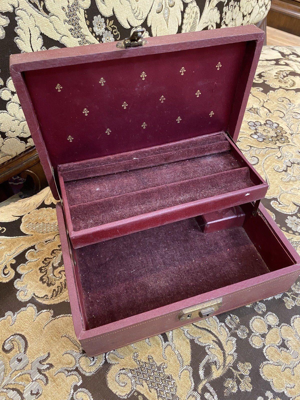 Burgundy Vintage c.1950s/60s Fleur De Lis Jewelry Box 7