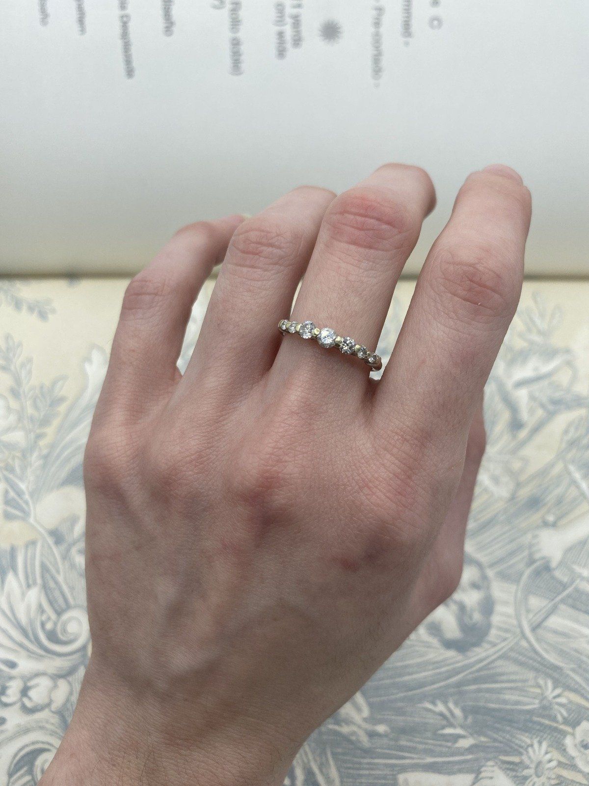 14k White Gold Floating Gradient Diamond Ring Band 4