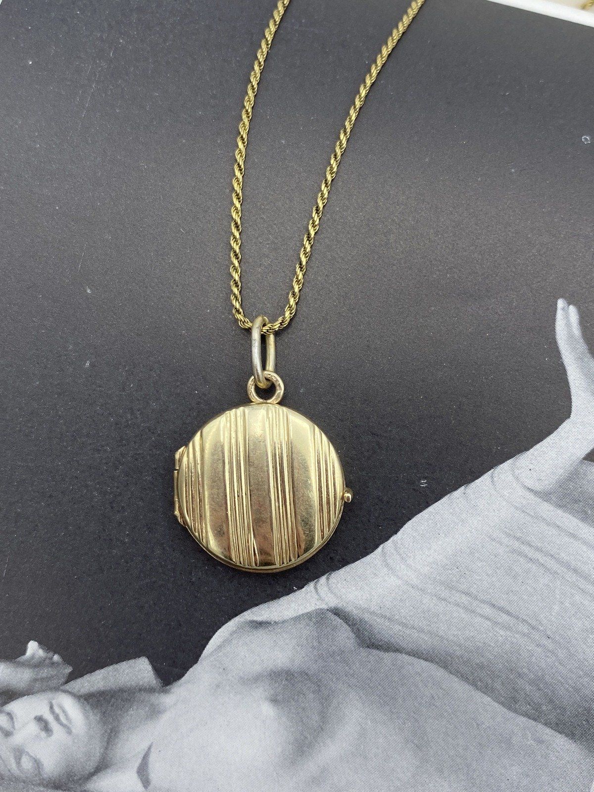 10k Gold Stripe Carved Circle Locket Necklace 18L 3