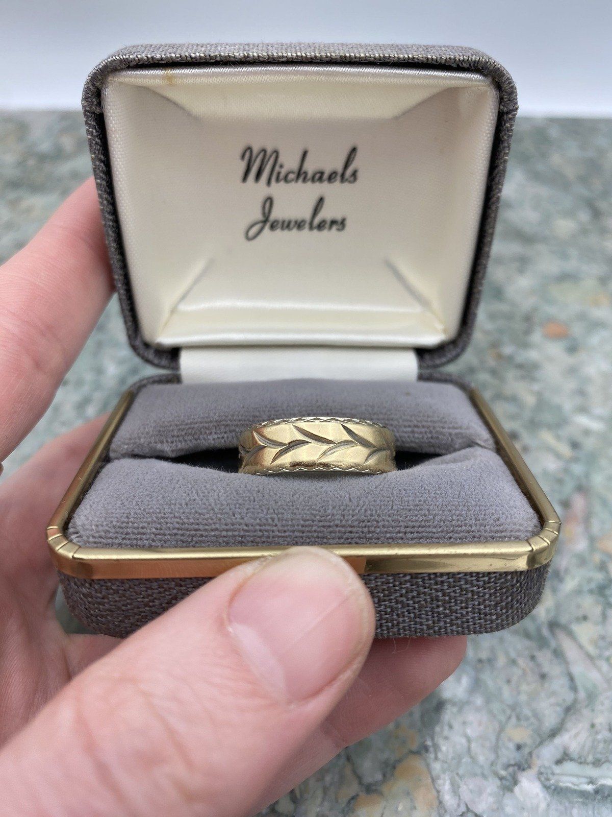 Men's Vintage 14k Dual Goal Wreath Carved Ring Band w Crosshatched Textured Edge 9
