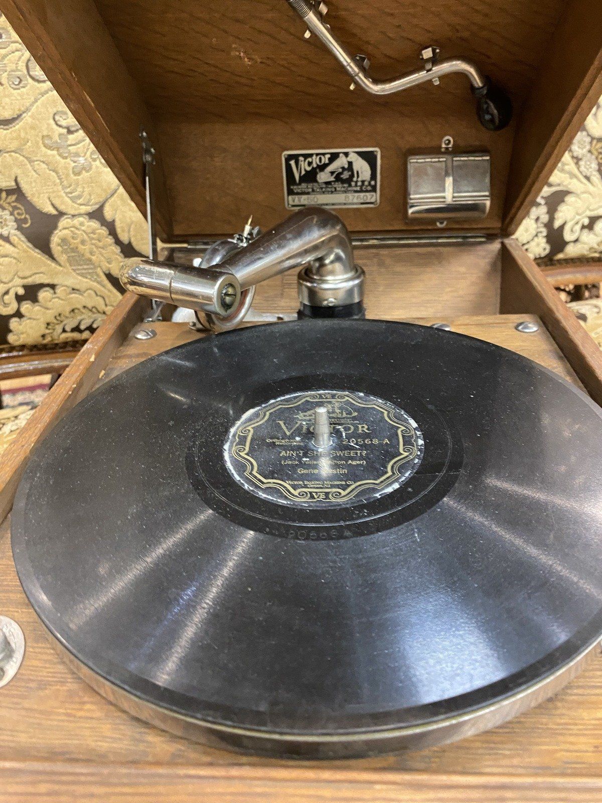 Antique *WORKING* Portable Victrola Phonograph 2
