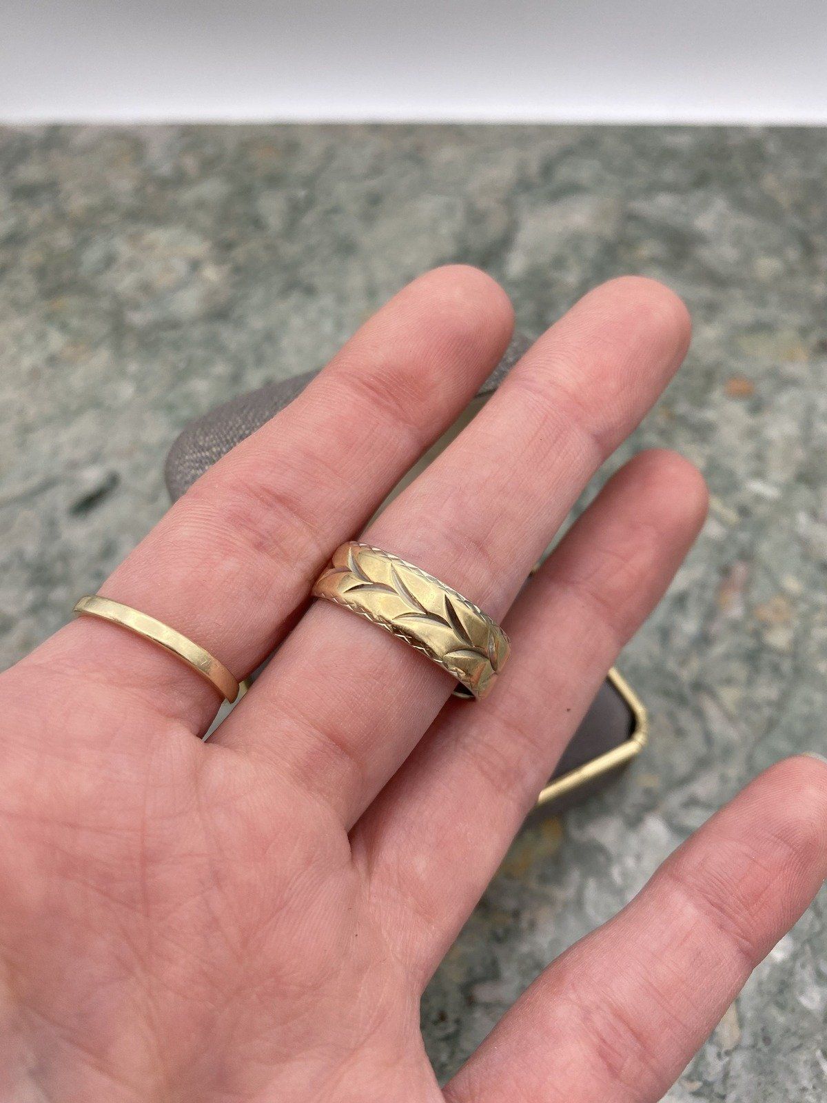 Men's Vintage 14k Dual Goal Wreath Carved Ring Band w Crosshatched Textured Edge 3