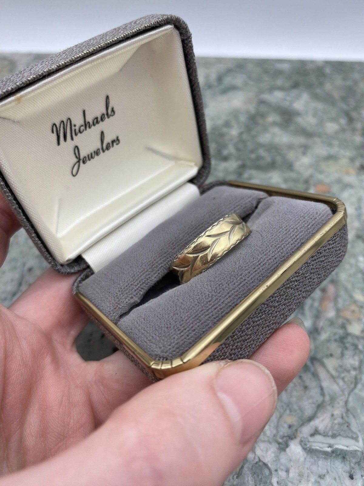 Men's Vintage 14k Dual Goal Wreath Carved Ring Band w Crosshatched Textured Edge 5