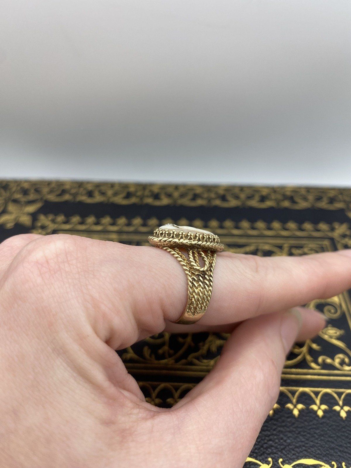 Vintage c.1940s/50 10k Gold Rope Bezel Shell Carved Cameo Ring w Diamond Details #2710 7