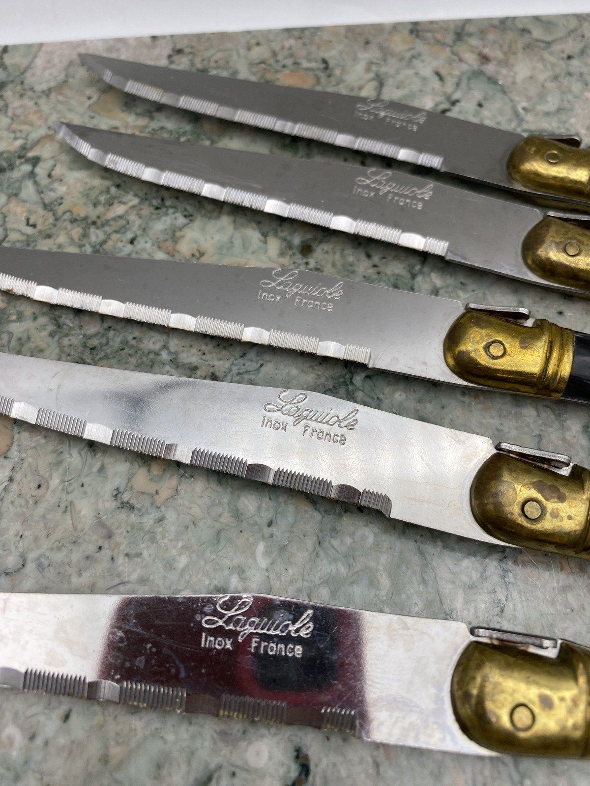 5x Vintage French LAGUIOLE Steak Knives w Bee Adornment Culinary Steel and Brass Knives 3