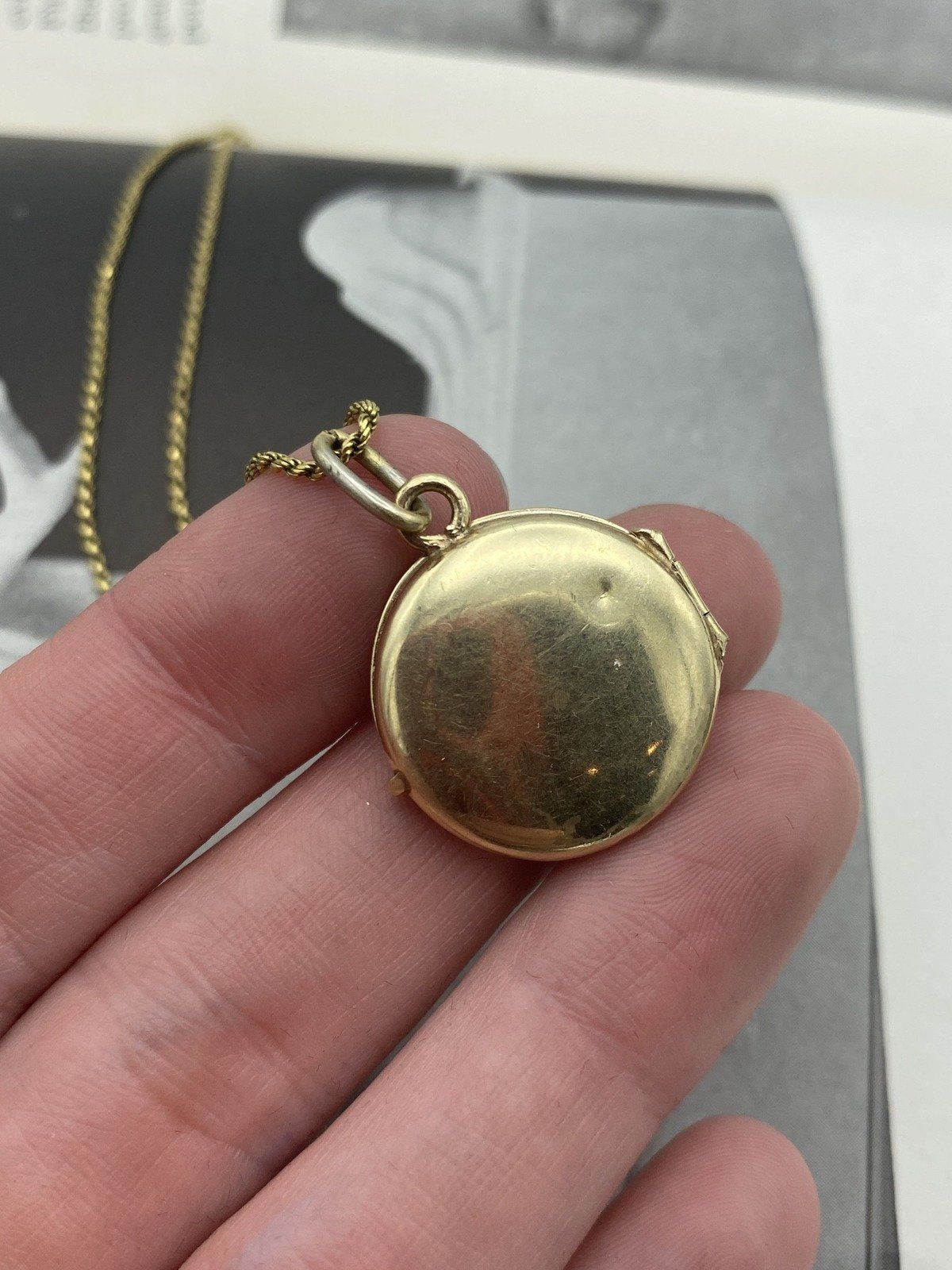 10k Gold Stripe Carved Circle Locket Necklace 18L 8