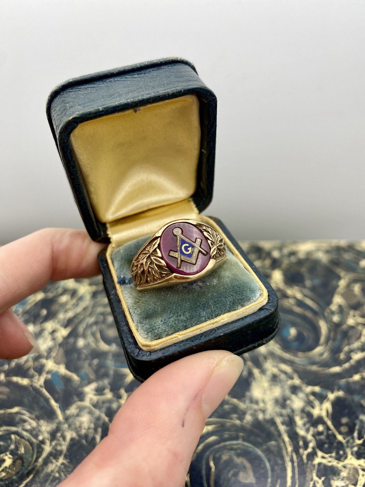 Vintage 10k Gold Red Glass Free Mason Ring w Leaf Carved Shoulders #2481 3