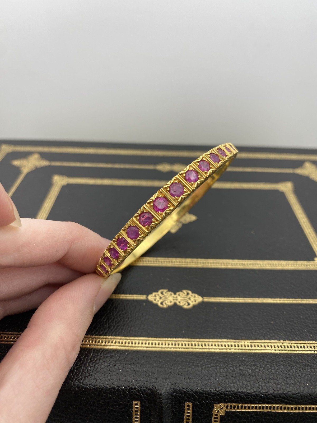 Near Antique c.1930s Portuguese 18k Gold Etched Ruby Hinged Bangle Bracelet 6.5 6