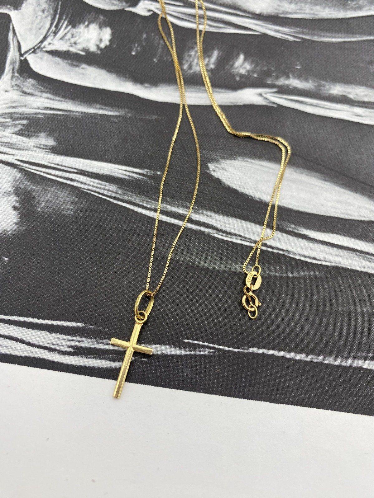 18k Gold Simple Every Day Dainty Cross Necklace 18L 7