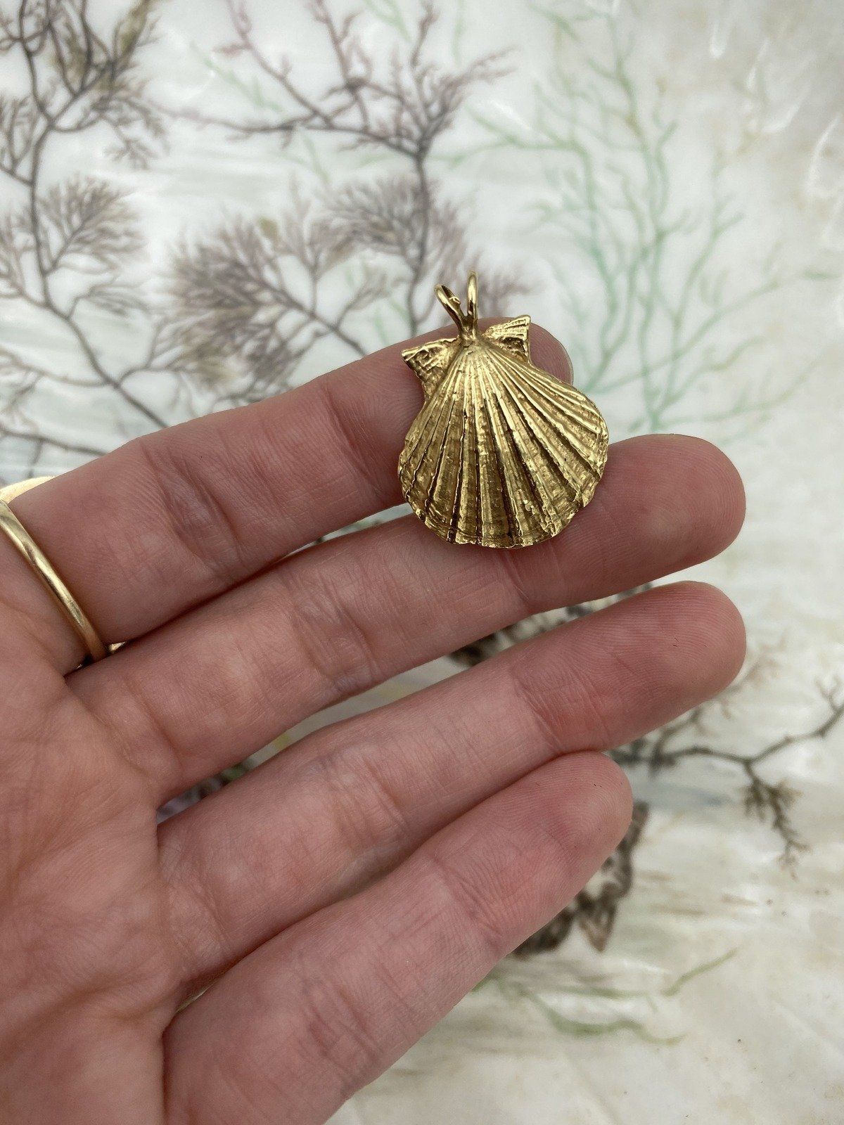 14k Gold Molded Clam Shell Figural Drop Pendant #3074 3