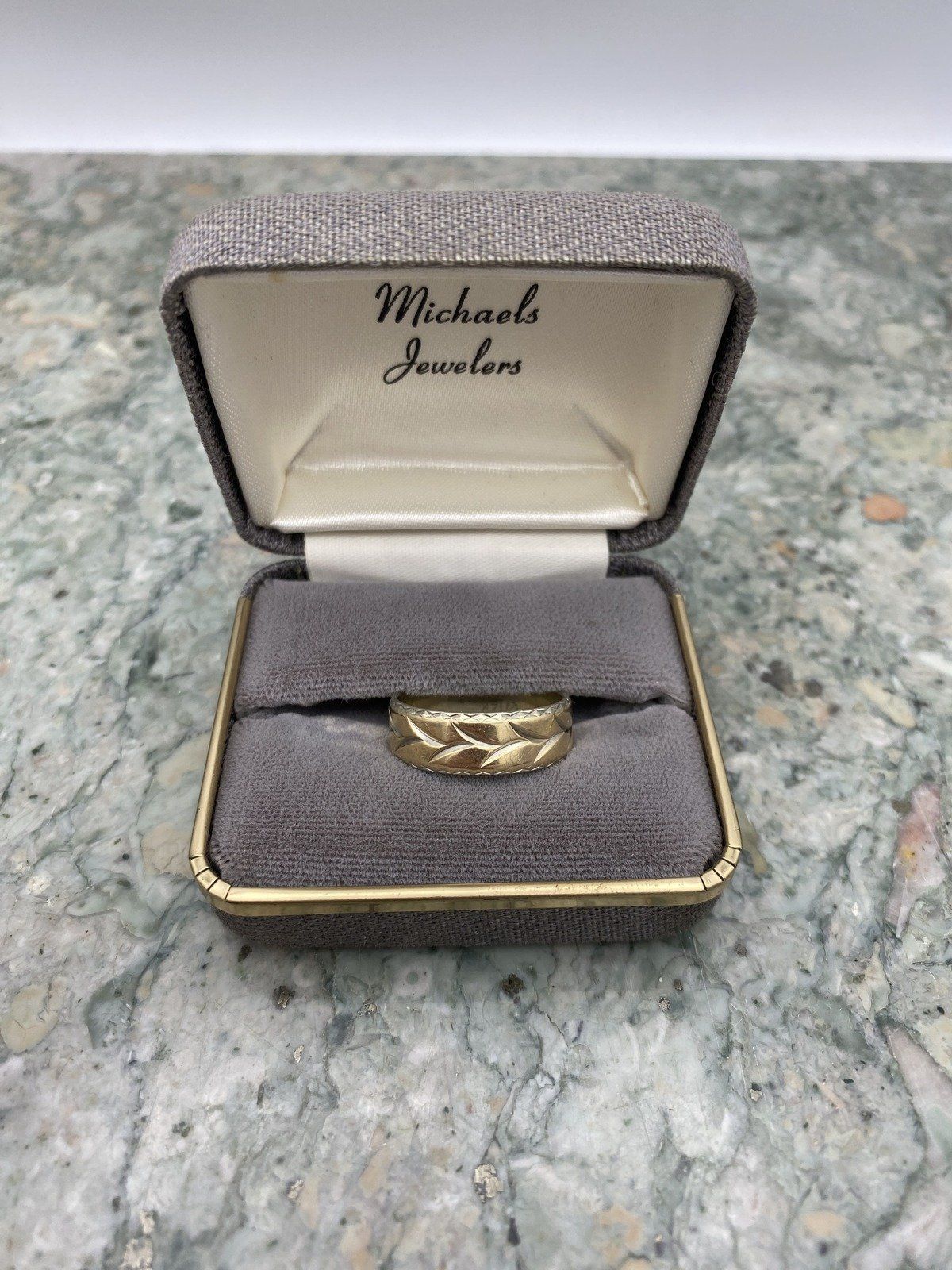 Men's Vintage 14k Dual Goal Wreath Carved Ring Band w Crosshatched Textured Edge 4