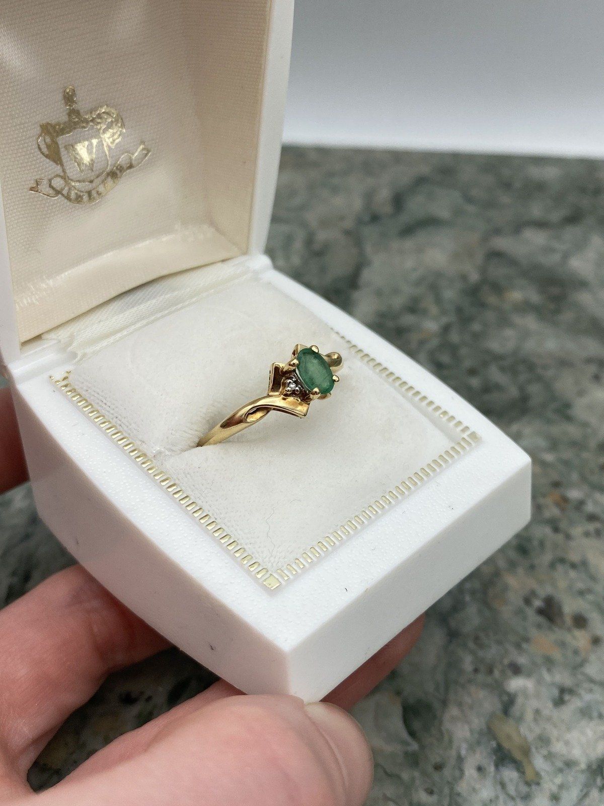 10k Gold Oval Emerald Ring w Pointed Shank/Shoulder Arrangement 10