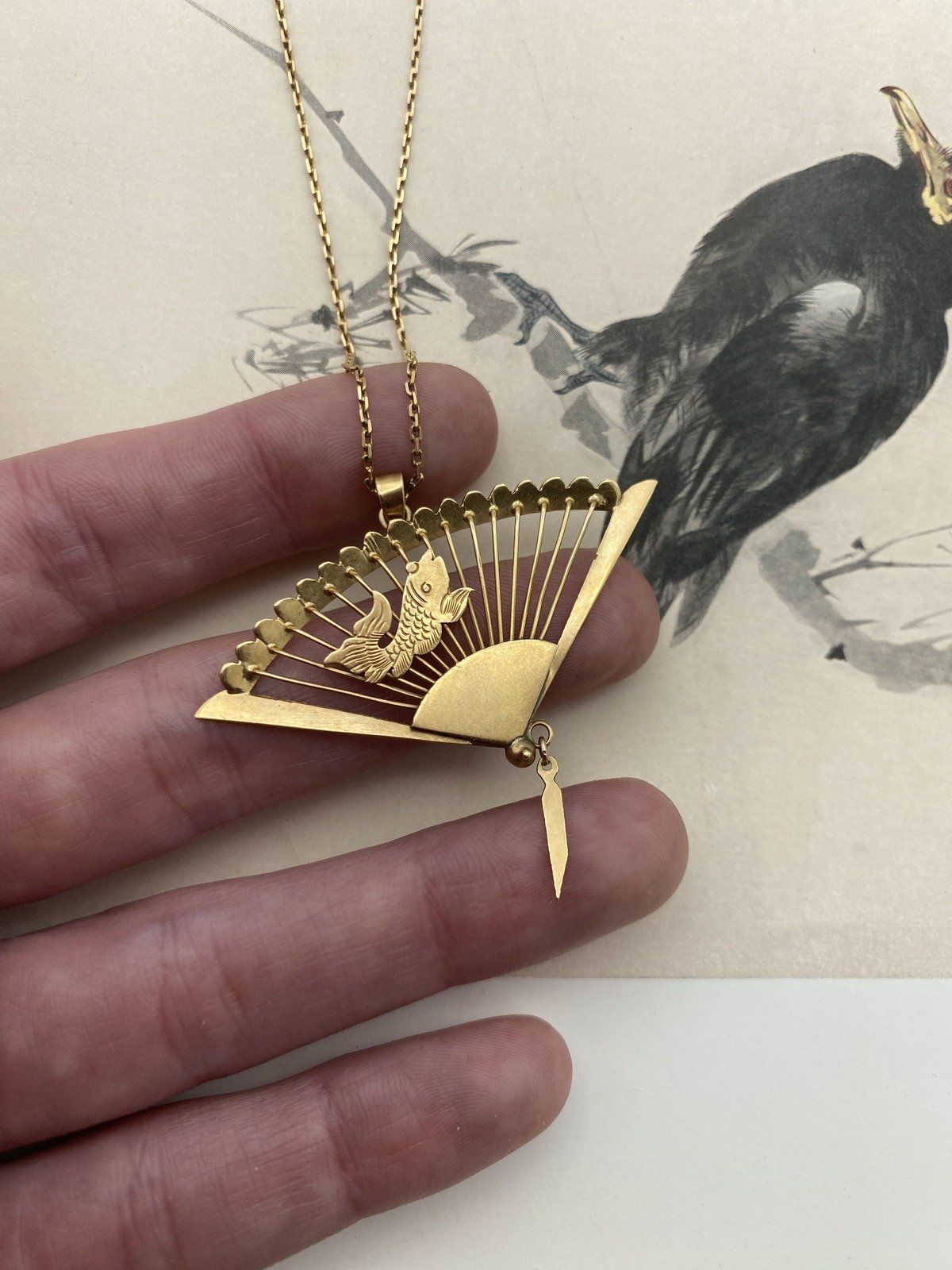 Fascinating 18k Gold Vintage c.1940/50s Oriental Fan + Koi Necklace w 27L Specialty Link Original Chain 7