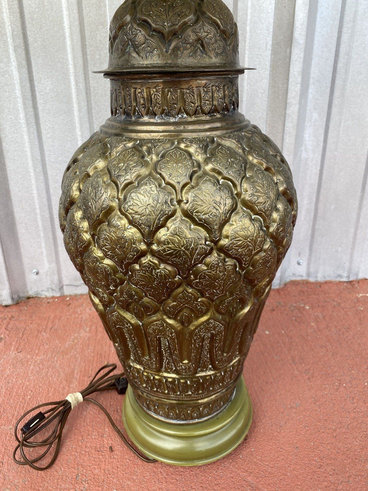 Large MCM Brass Quatrefoil Footed Urn Lamp w Big Ol' Shade 9