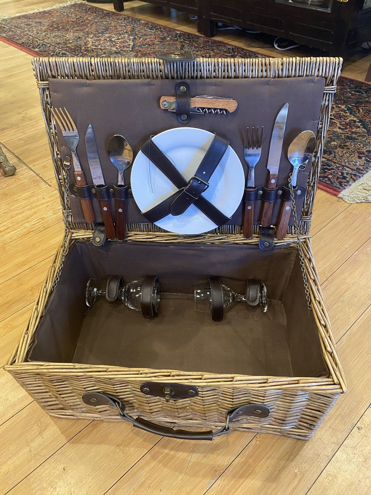 Vintage Style Modern Wicker Picnic Set For Bike/Automobile :)