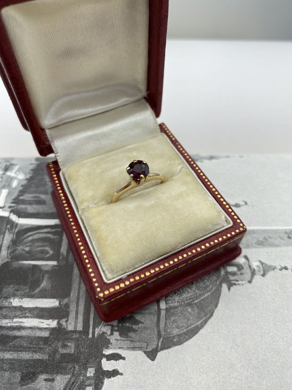 Vintage Minimalistic14k Gold  Sleekly Set Garnet Solitaire Ring 2