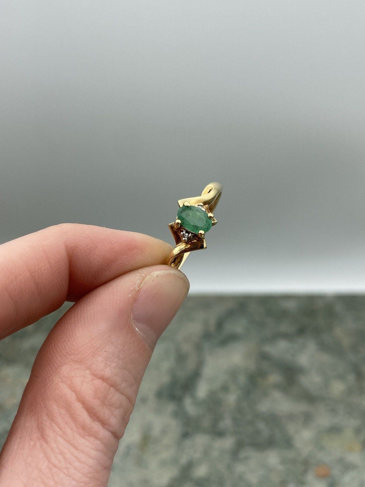 10k Gold Oval Emerald Ring w Pointed Shank/Shoulder Arrangement 3