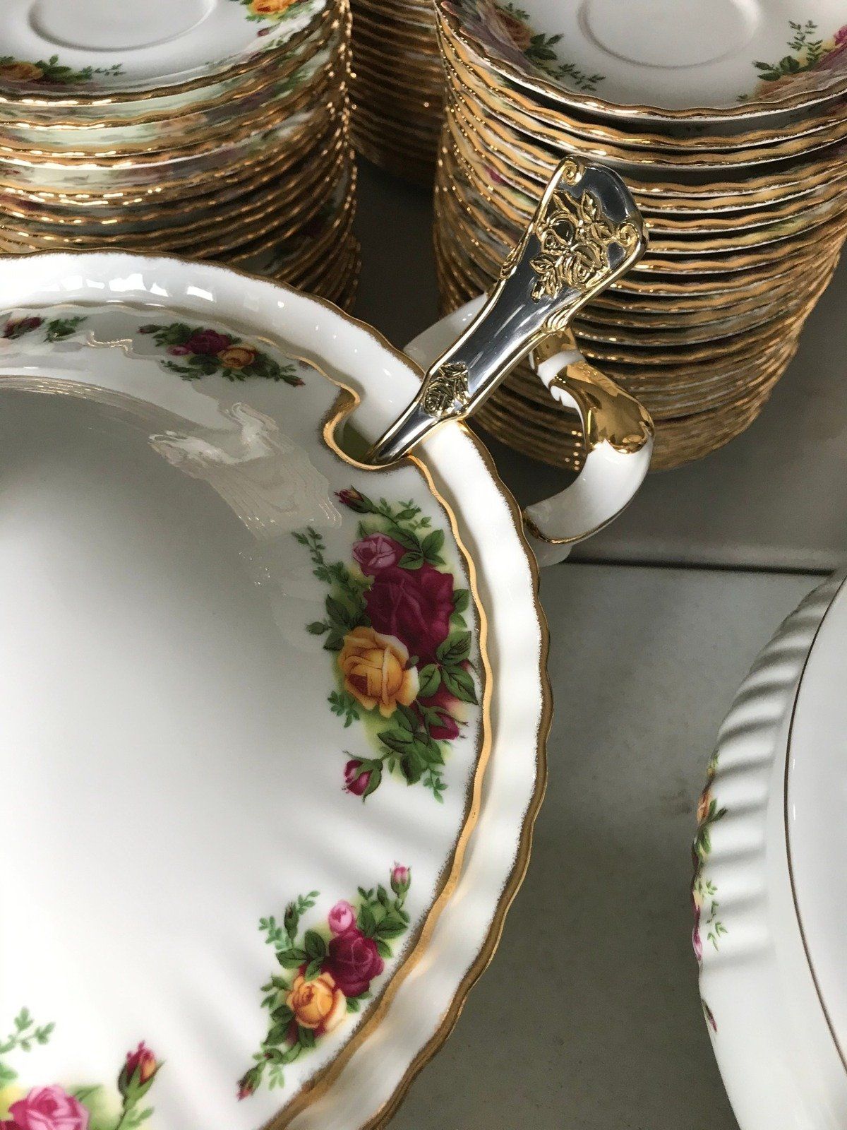 Old Albert Country Roses China Service for 16 Plus all serving pieces 10
