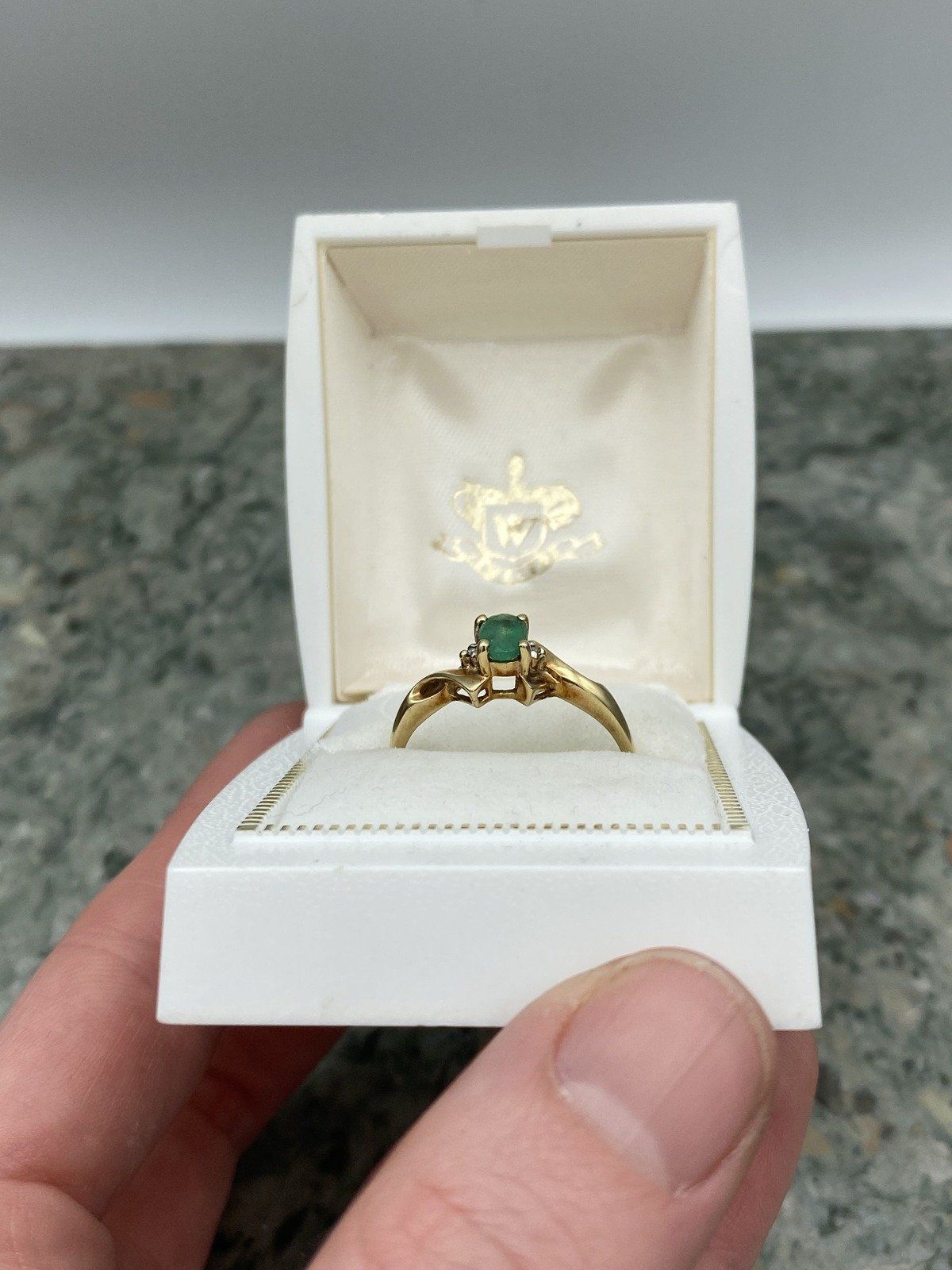 10k Gold Oval Emerald Ring w Pointed Shank/Shoulder Arrangement 5