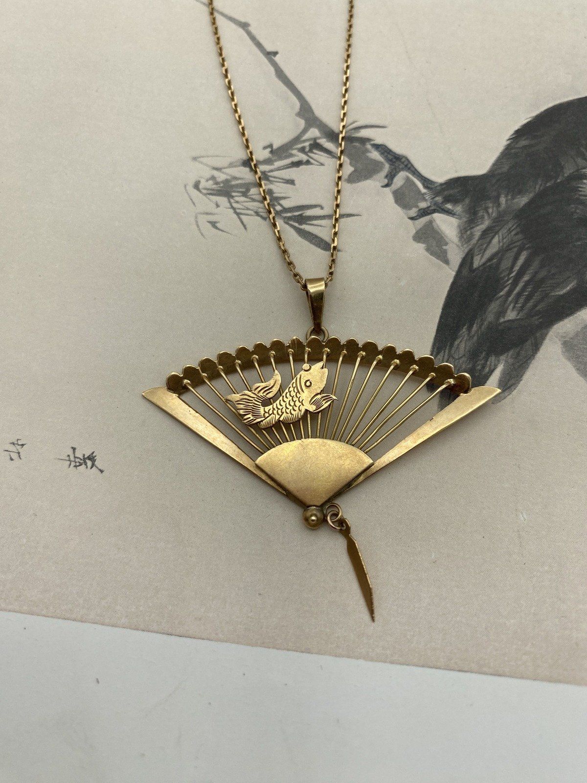 Fascinating 18k Gold Vintage c.1940/50s Oriental Fan + Koi Necklace w 27L Specialty Link Original Chain 3