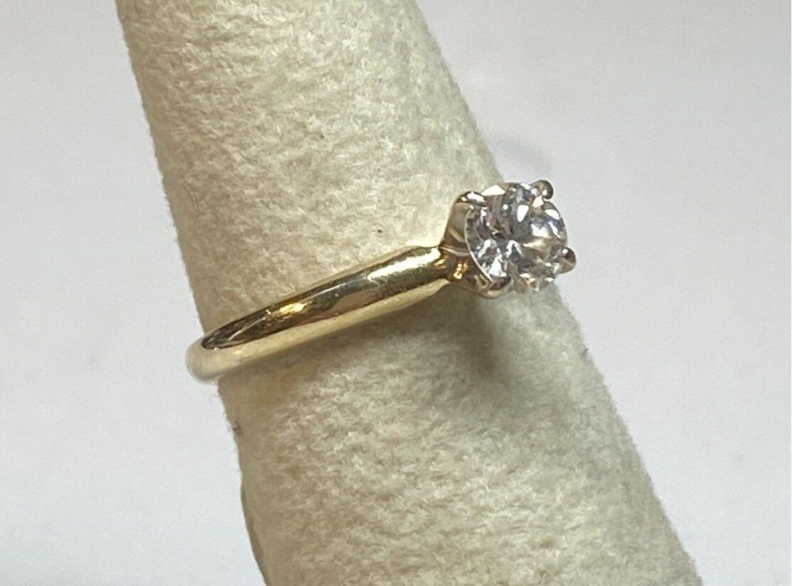 Ladies 14k Gold .25 Carat Solitaire Diamond Ring Size 4 1/4 2