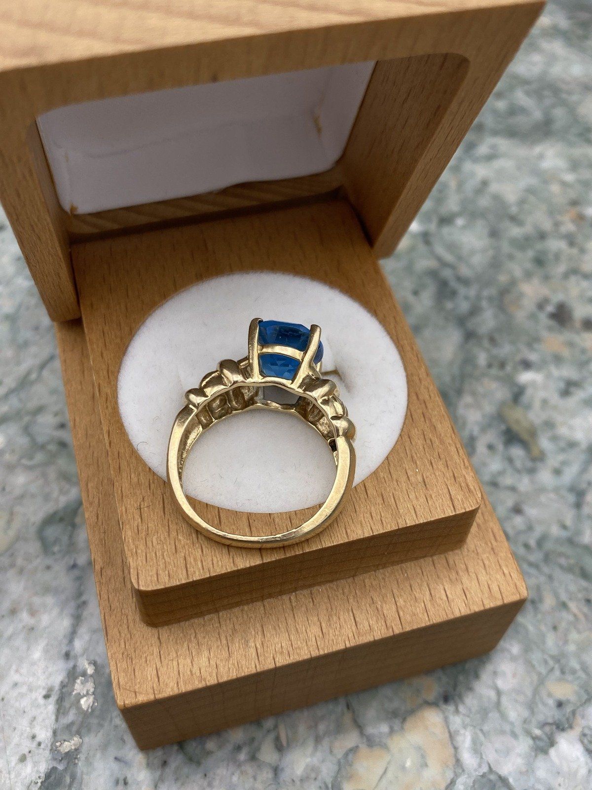 Large Oval 14k Gold Vintage Blue Topaz Ring w Sculpted Shoulder Detail 4