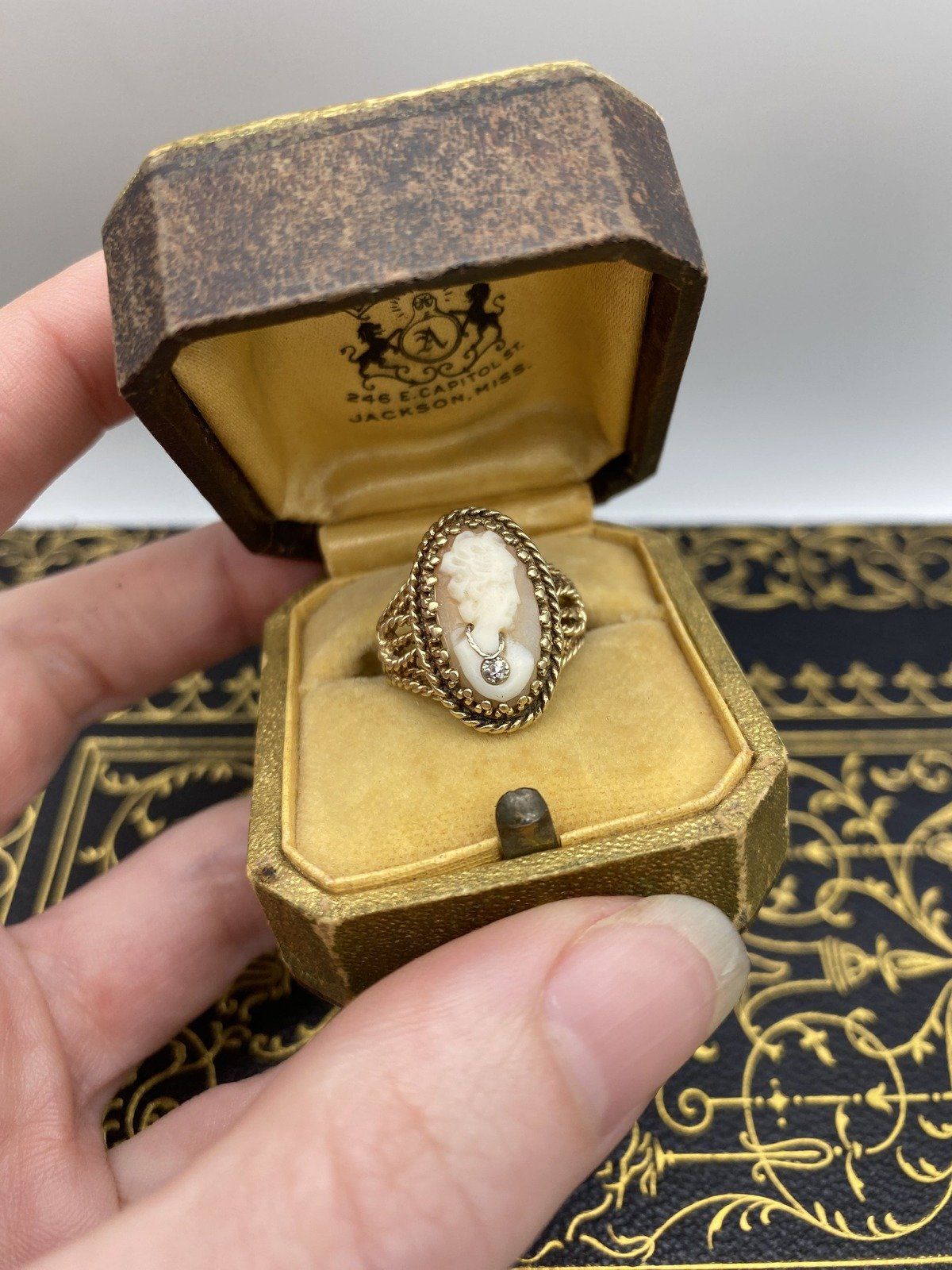 Vintage c.1940s/50 10k Gold Rope Bezel Shell Carved Cameo Ring w Diamond Details #2710 3