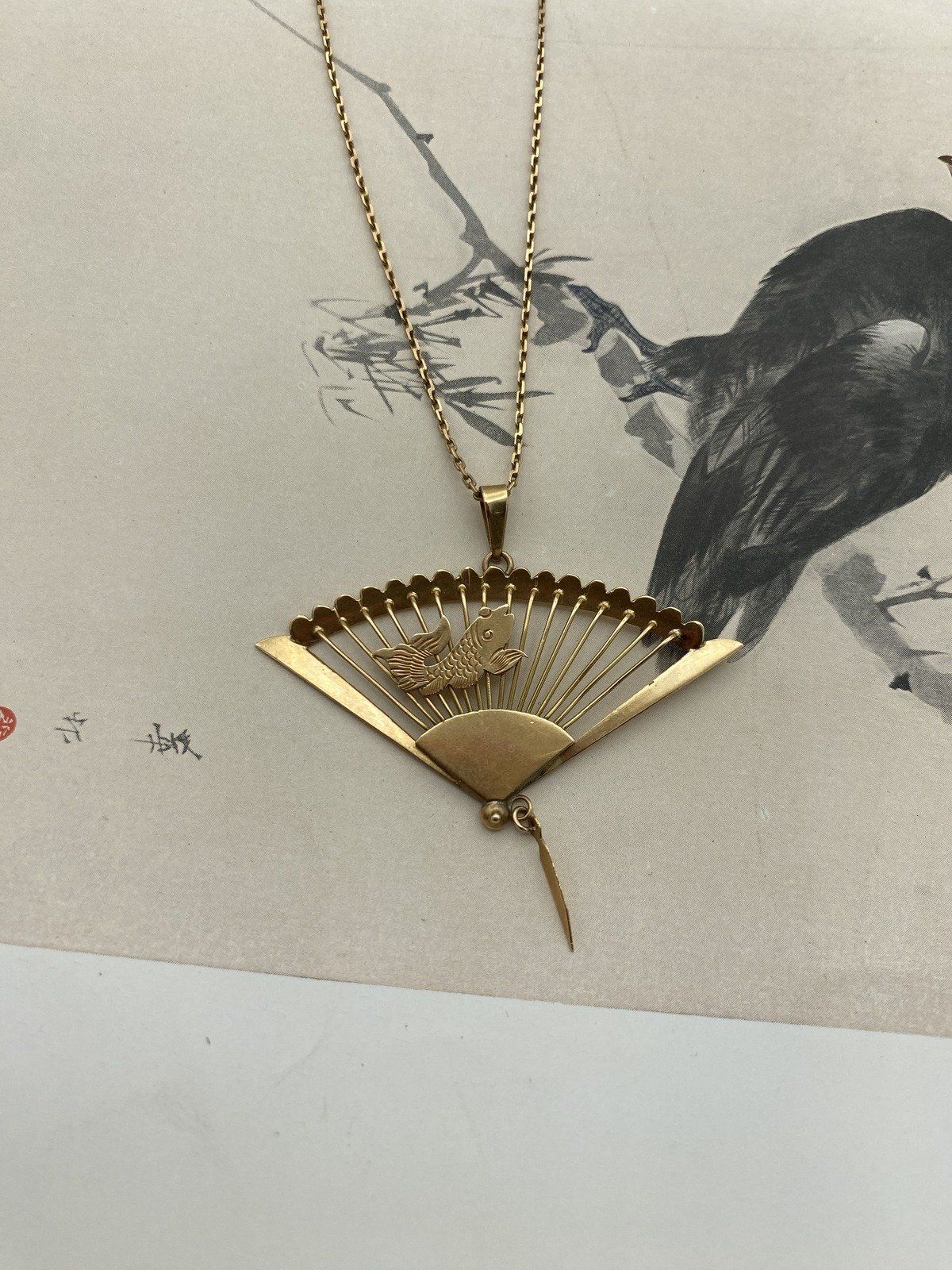 Fascinating 18k Gold Vintage c.1940/50s Oriental Fan + Koi Necklace w 27L Specialty Link Original Chain 2