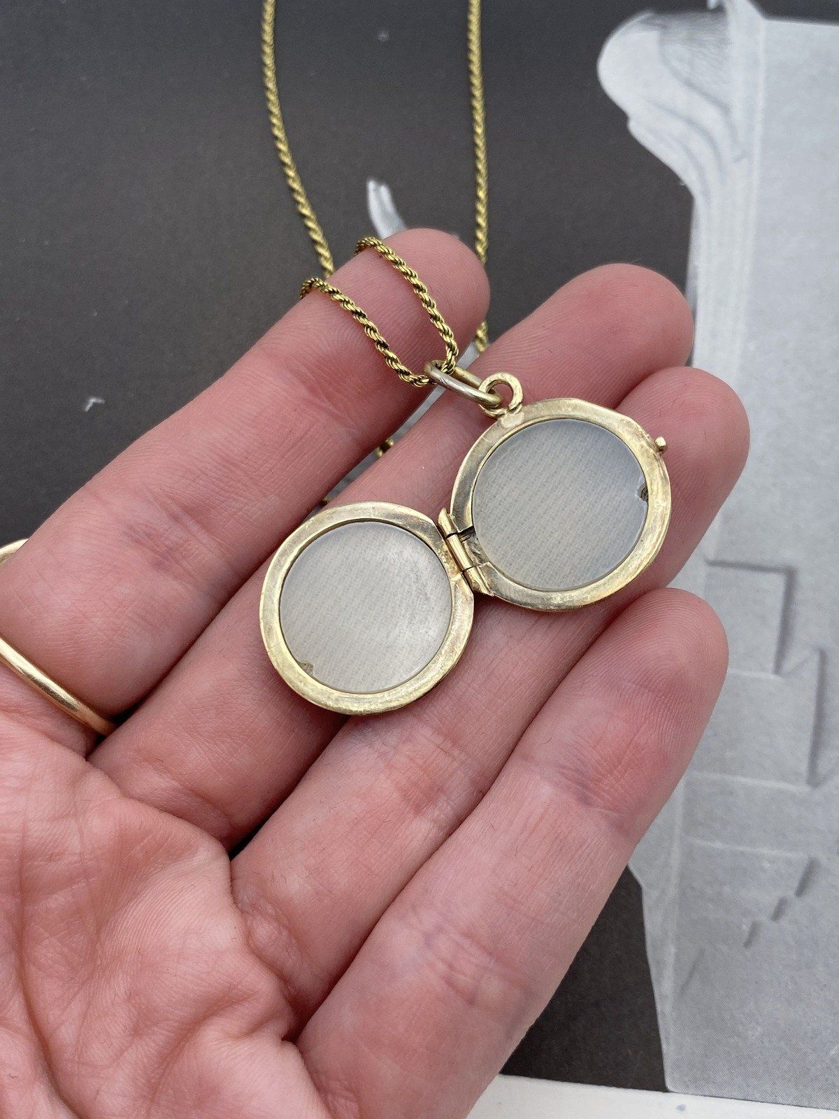 10k Gold Stripe Carved Circle Locket Necklace 18L 7