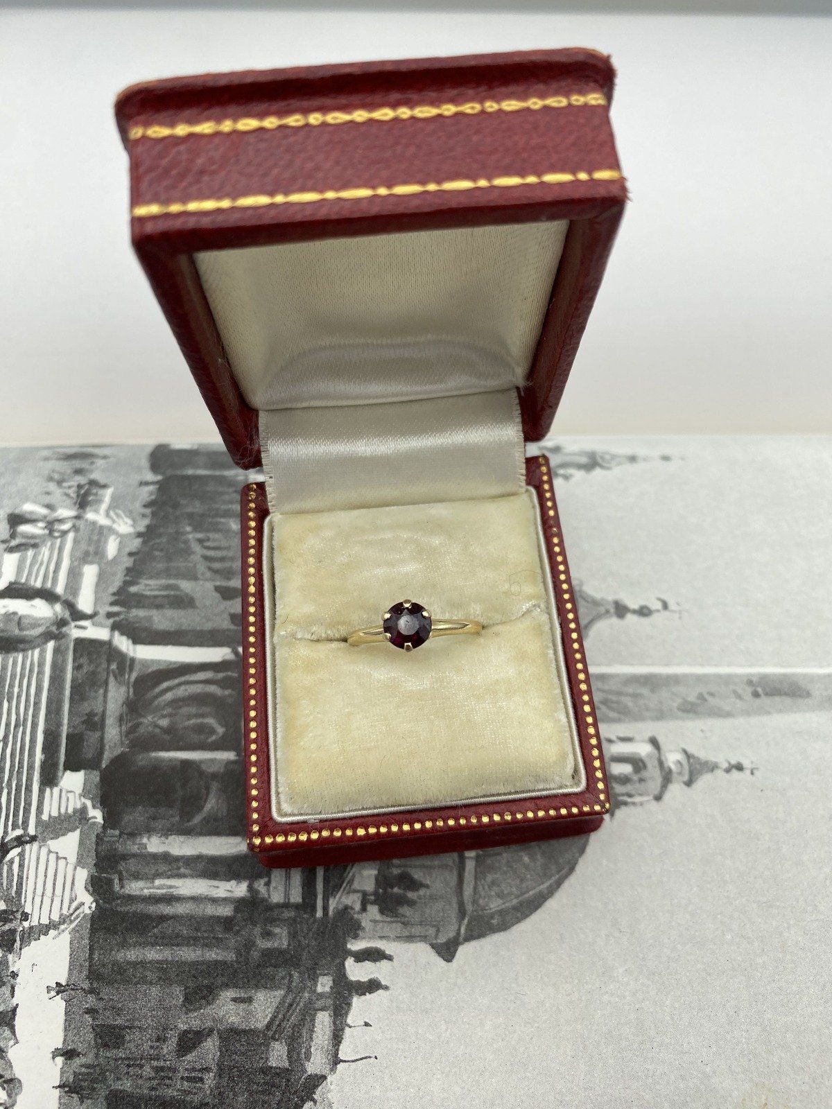 Vintage Minimalistic14k Gold  Sleekly Set Garnet Solitaire Ring 3