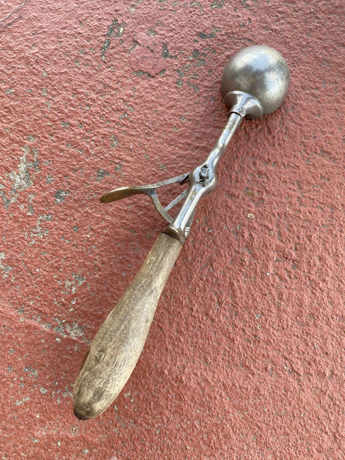 Vintage Wooden Handled Ice Cream Scooper 8