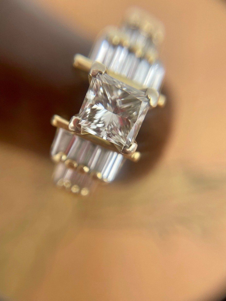Vintage Mid 20th Century 18k Gold .88ct Center Princess Cut Diamond Ring w Baguette Shoulders 4