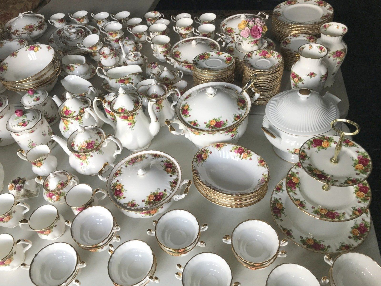 Old Albert Country Roses China Service for 16 Plus all serving pieces 3