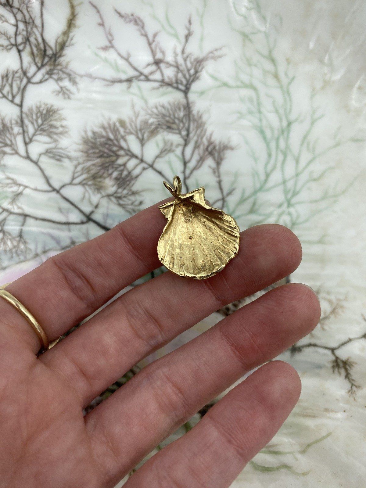 14k Gold Molded Clam Shell Figural Drop Pendant #3074 4