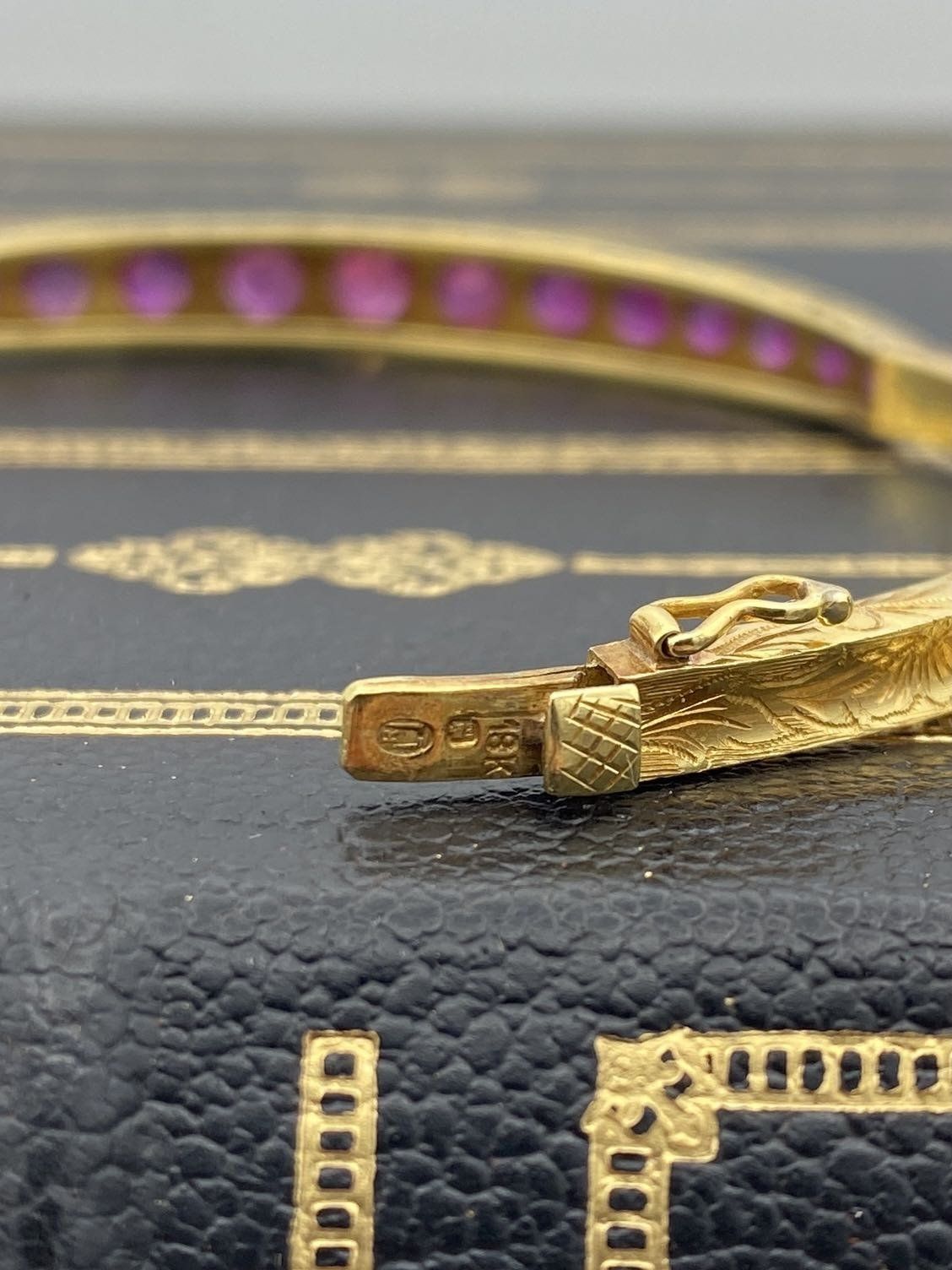 Near Antique c.1930s Portuguese 18k Gold Etched Ruby Hinged Bangle Bracelet 6.5 7