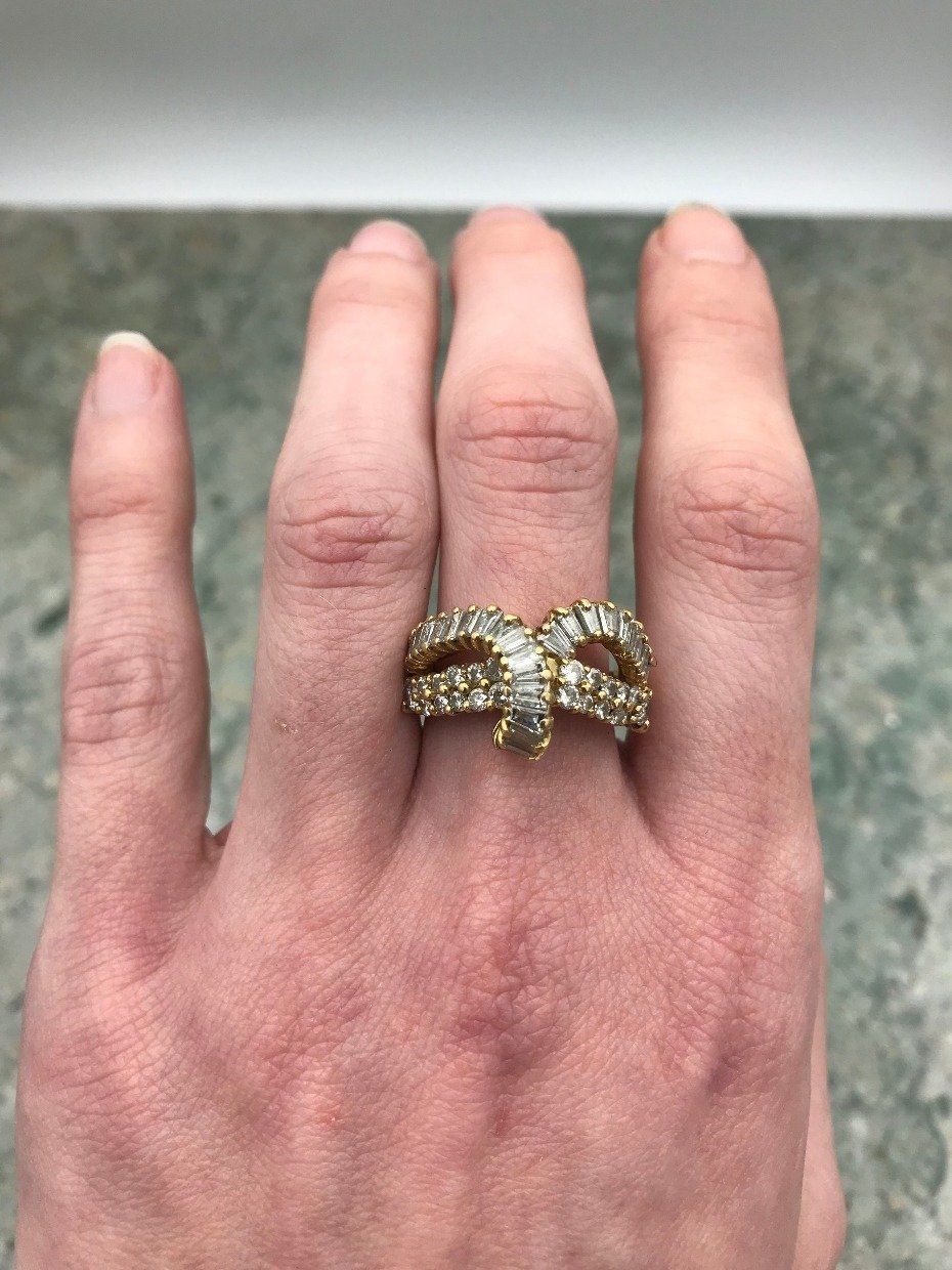 Vintage 18k Gold Diamond Crested Ribbon Ring 3