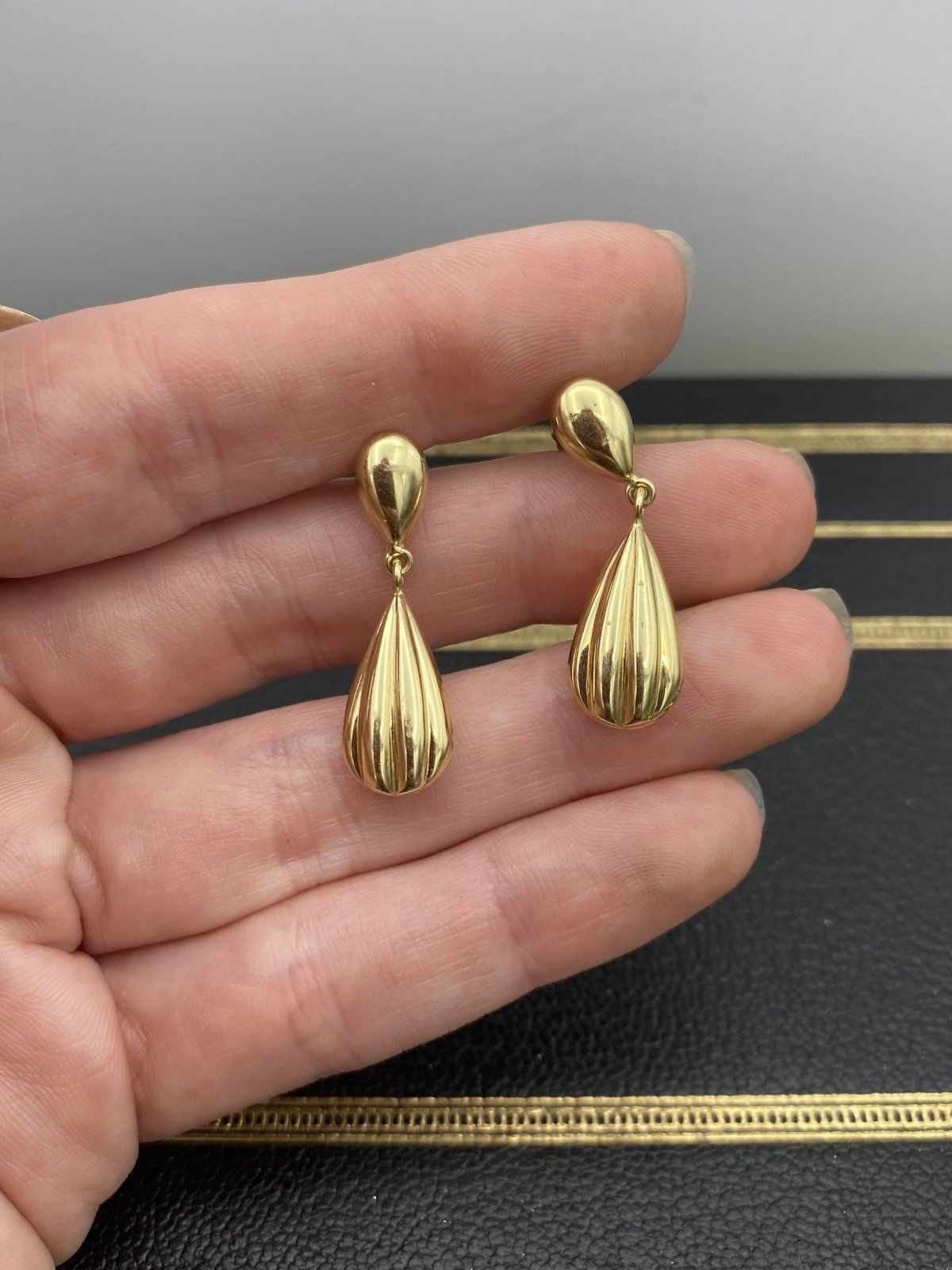 Vintage Mid Century c.1960s 14k Gold Fluted Tear Drop Earrings 8
