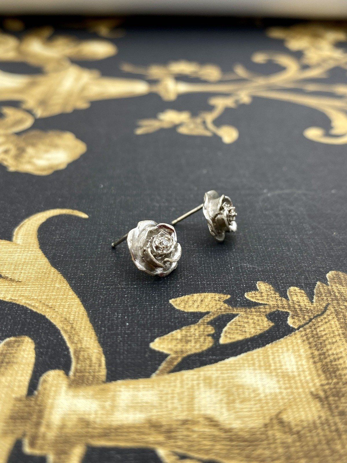 Vintage c.1940s 14k White Gold Rosette Stud Earrings w Diamond Accented Center 8