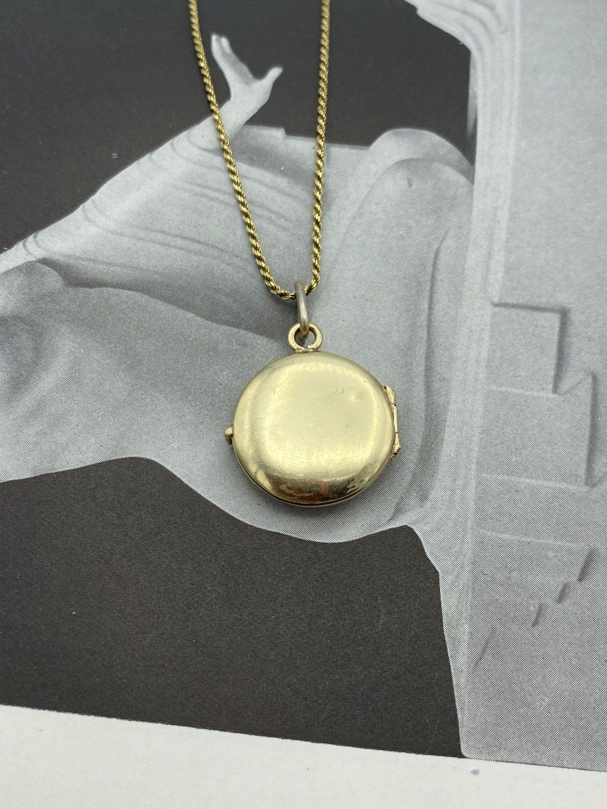 10k Gold Stripe Carved Circle Locket Necklace 18L 6