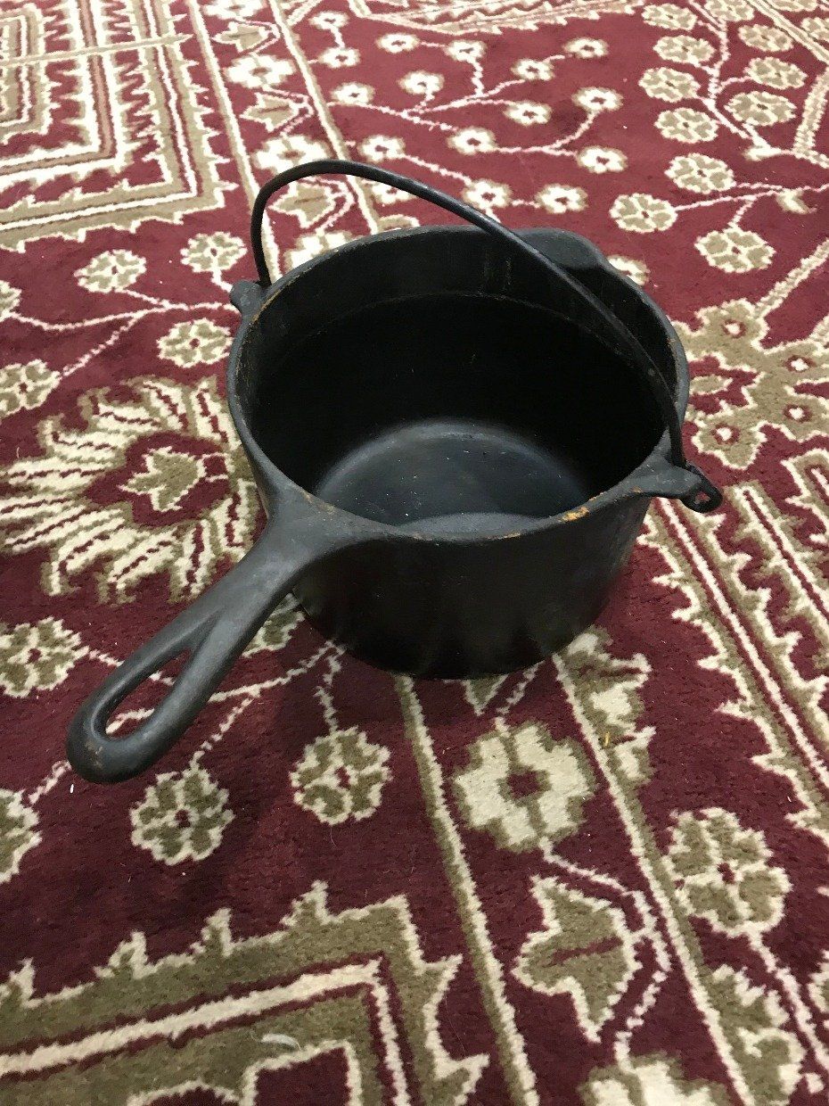 Cast Iron Deep Pot w Pour Spout + Double Handles 2